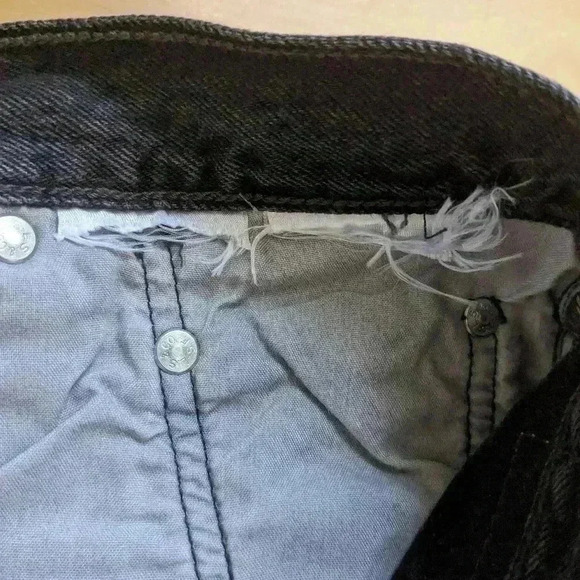 LEVI'S 501 women black short In great used condition Size tag has  been Cut - Picture 12 of 12